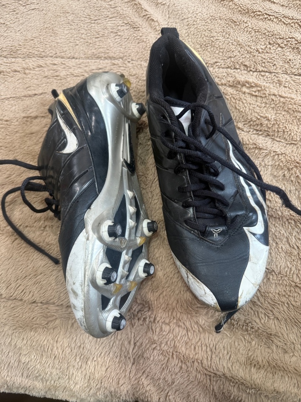Nike Men’s Black and White Soccer Cleats